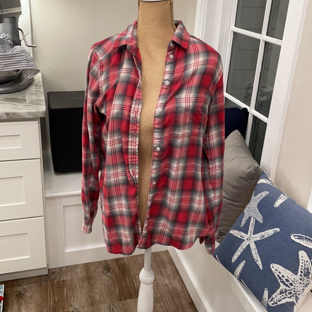 American Eagle ahh-mazingly soft plaid button down shirt